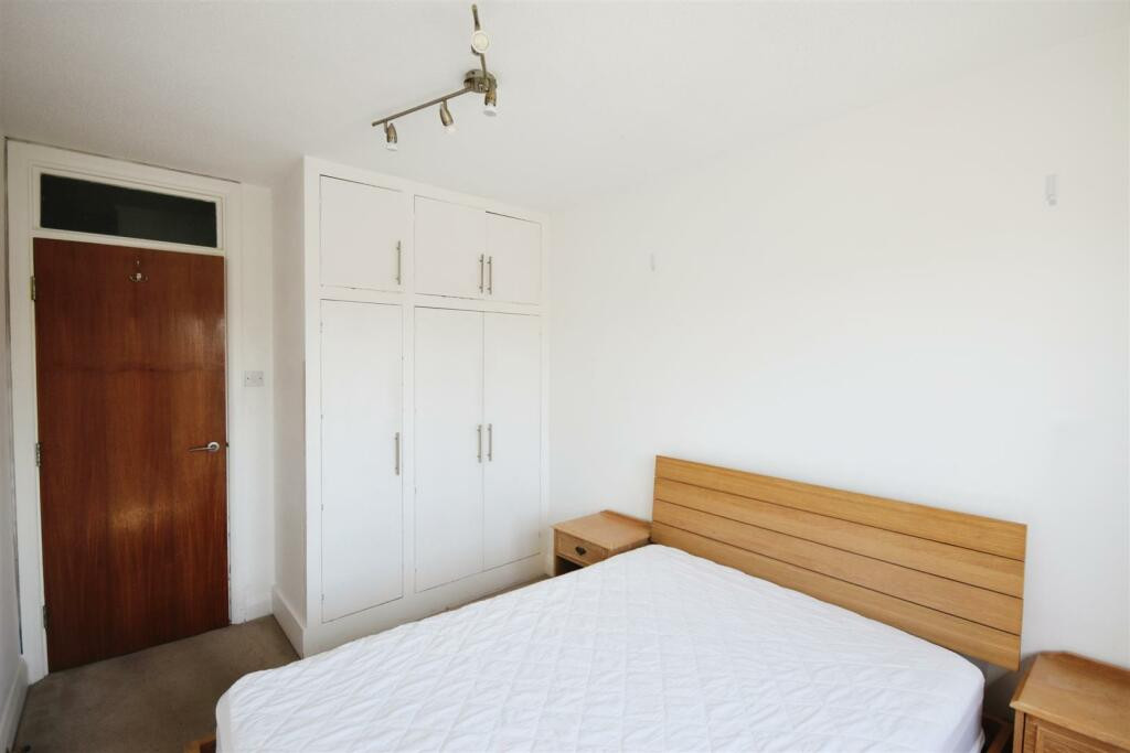 1 Spacious Bedroom to Rent