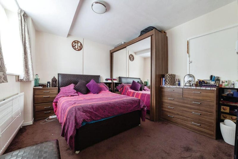 Double room available in BarkingRM8