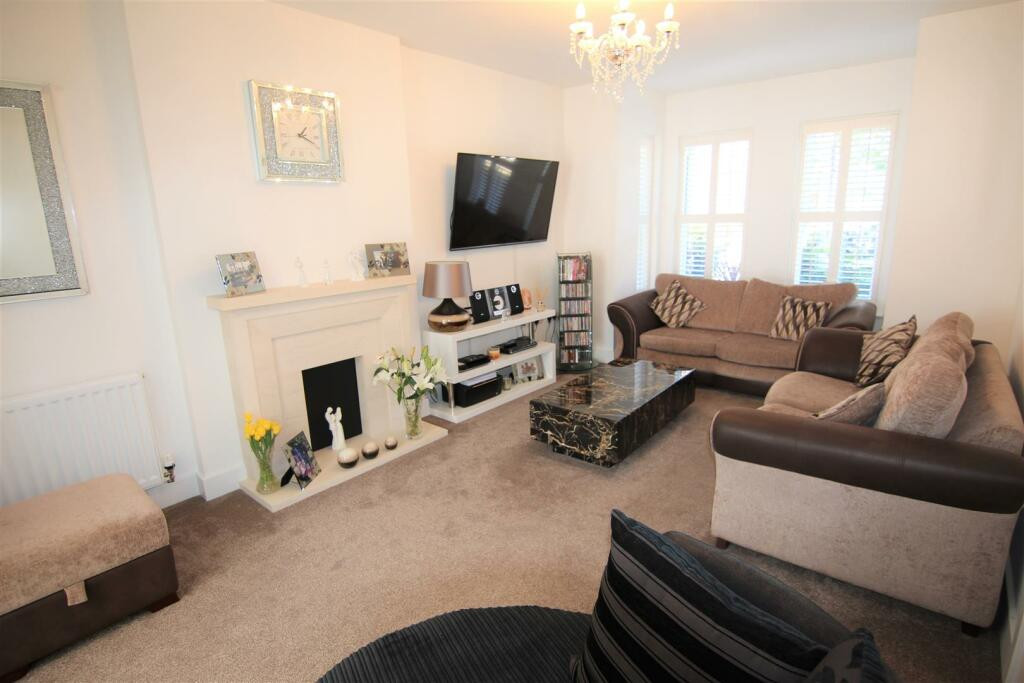 1 Spacious Bedroom to Rent