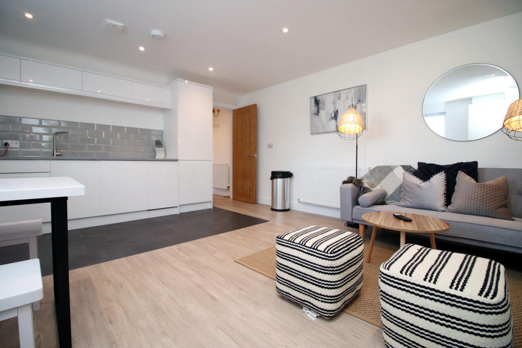 Bungalow for Rent in Notting Hill – Spacious & Well-Connected