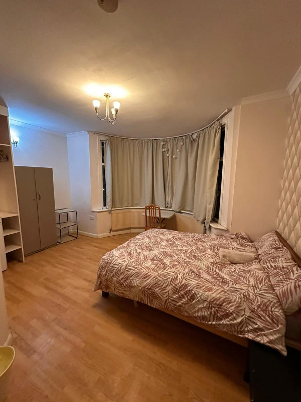 Double room available in BarkingRM8